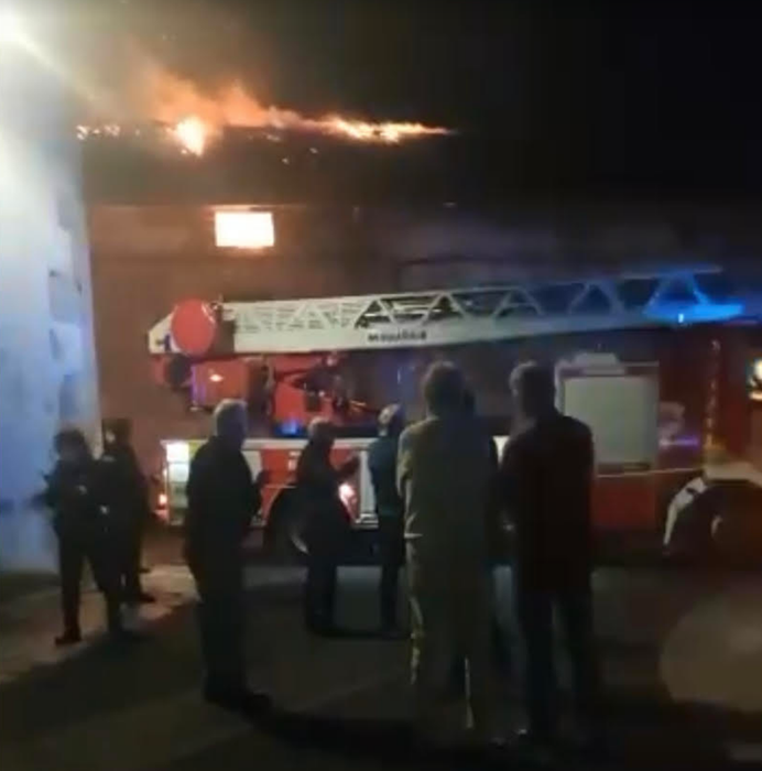 Sua piztu da Aizarnako etxebizitza bateko teilatuan