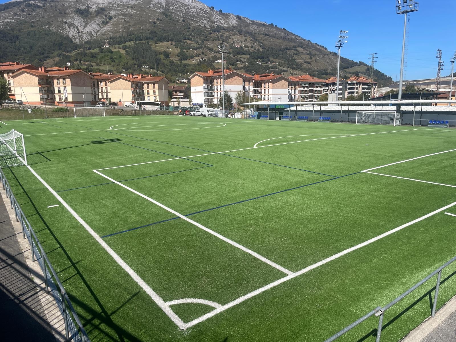 Garmendipeko goiko futbol zelaia, prest