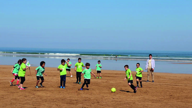Eskola kirolaren aldeko argazki jendetsua aterako dute bihar