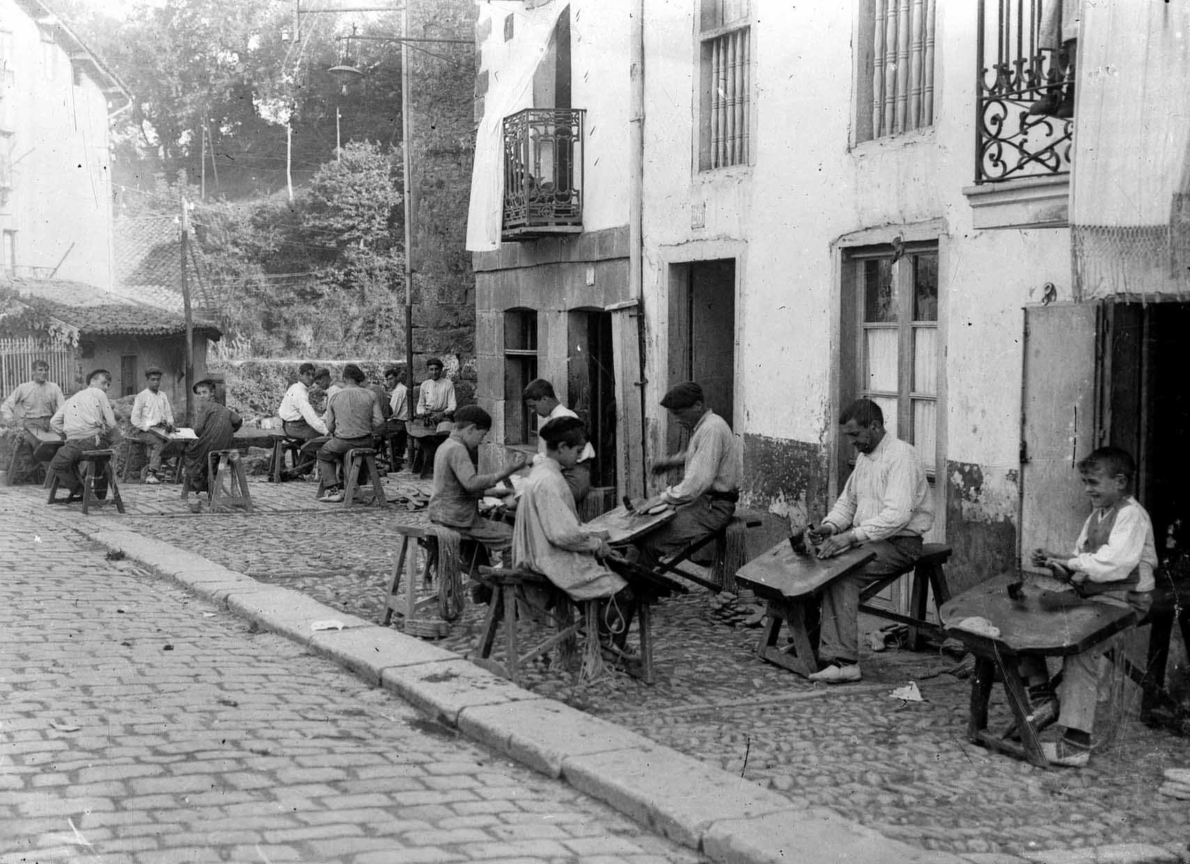 Abarketariak Goikokalean, 1920ko argazki batean