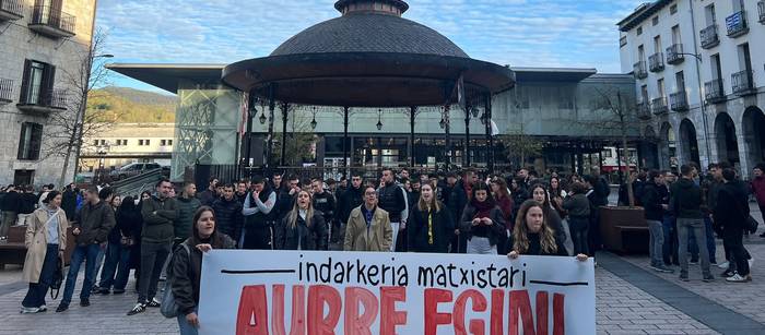 Basauriko hilketa matxista salatu dute plazara aterata