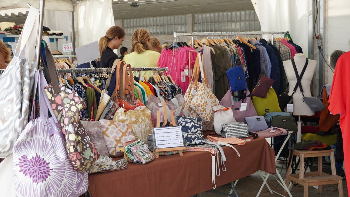 'Jokatu tokiko' kanpaina bateratua prestatu dute Zarauzko eta Zumaiako dendari elkarteek