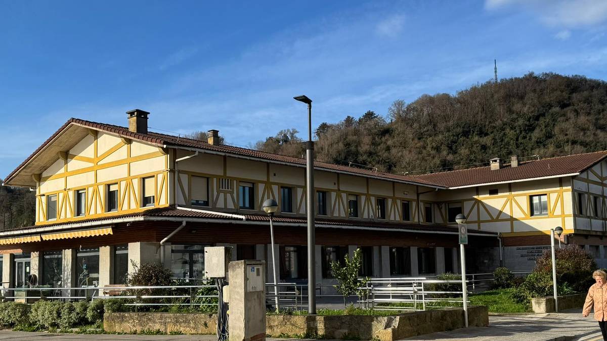 Herritar batzuek elkarretaratzea deitu dute biharko, herriko osasun zerbitzua hobetzea eskatzeko