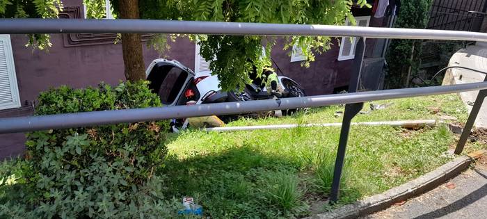 Auto bat bidetik atera da Arana Goikoan, eta pertsona bat zauritu da