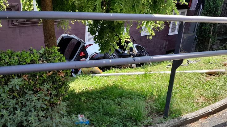 Auto bat bidetik atera da Arana Goikoan, eta pertsona bat zauritu da