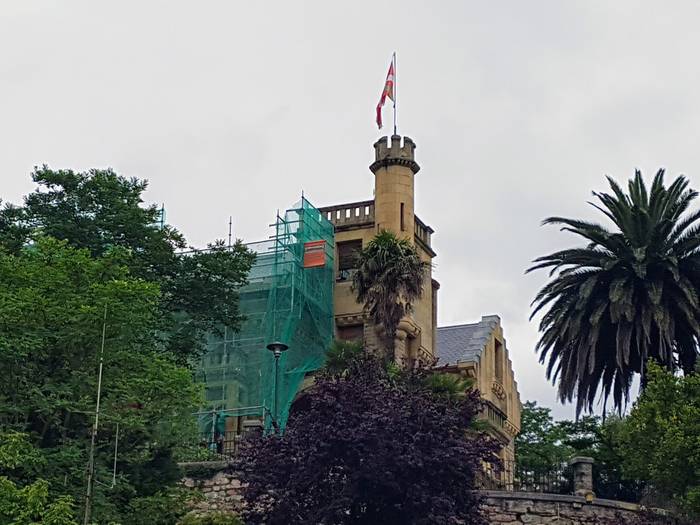 Teilatua konpontzeko lanak egiten ari dira Forondan