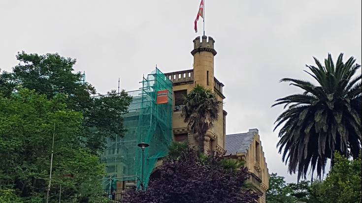 Teilatua konpontzeko lanak egiten ari dira Forondan