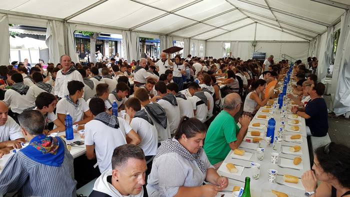 Euskal Jai eguneko herri bazkarirako azken txartelak geratzen dira saltzeke