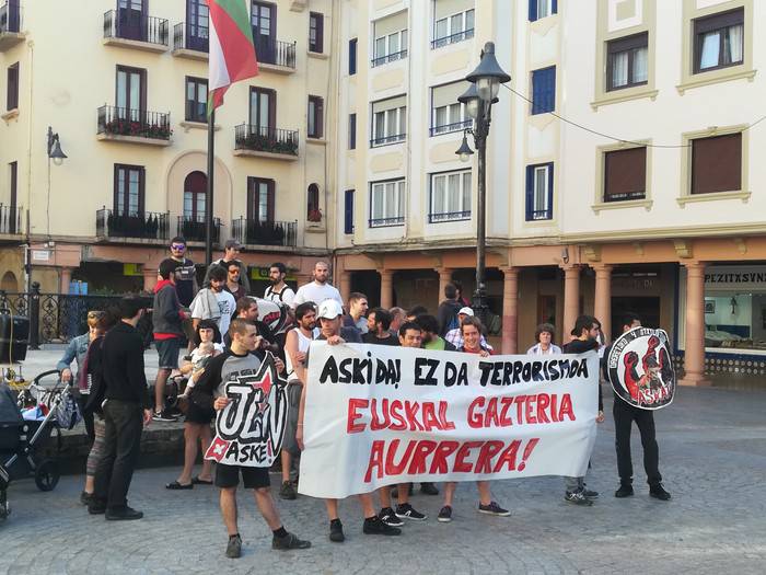 Elkarretaratzea egin dute Zarautzen "euskal gazteen kontrako erasoak" salatzeko