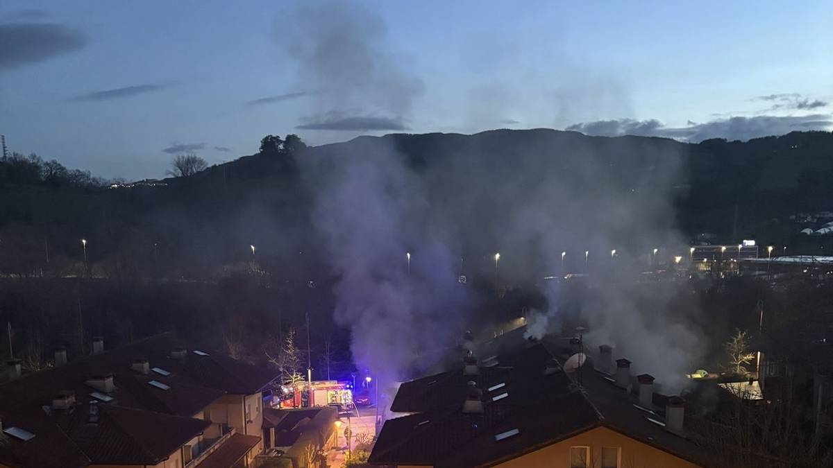 Sutea izan da Herrikosoro kaleko etxebizitza batean, eta bi pertsona erreskatatu behar izan dituzte