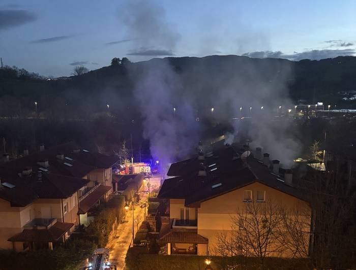 Sutea izan da Herrikosoro kaleko etxebizitza batean, eta bi pertsona erreskatatu behar izan dituzte