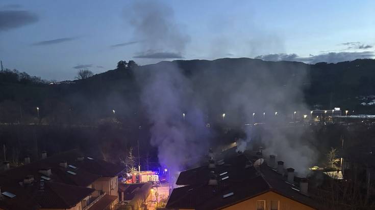 Sutea izan da Herrikosoro kaleko etxebizitza batean, eta bi pertsona erreskatatu behar izan dituzte