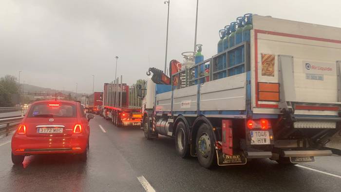 Auto ilara luzeak daude A-8an Bilborako noranzkoan