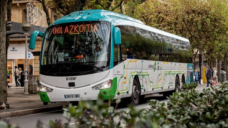 Autobusetik bota gintuen gidariaz
