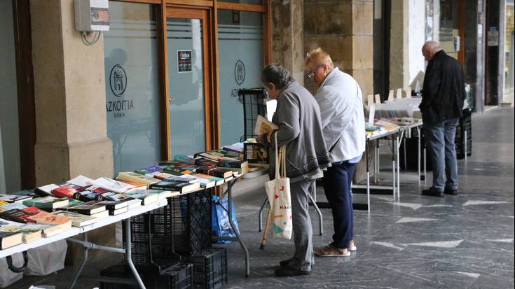 Herritar ugari berreskuratutako liburu eta diskoen azokan