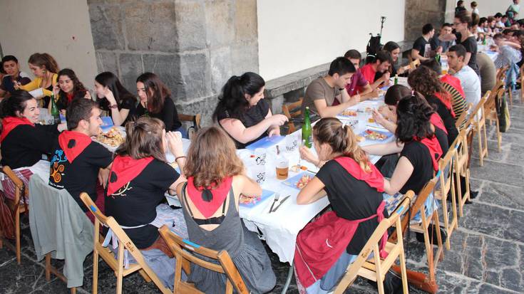 San Juan festa jendetsuak ospatzen jarraitzen dute Urrestillan