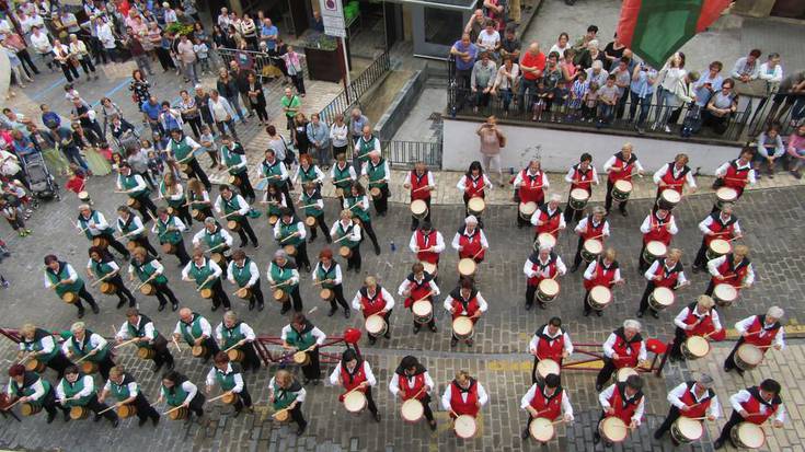 Elena Iruretak igo du sanpedroetako bandera