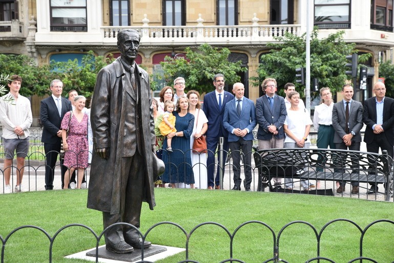 Donostiako Euskadi plazan jarri dute Xebas Larrañagak egindako Leizaolaren eskultura