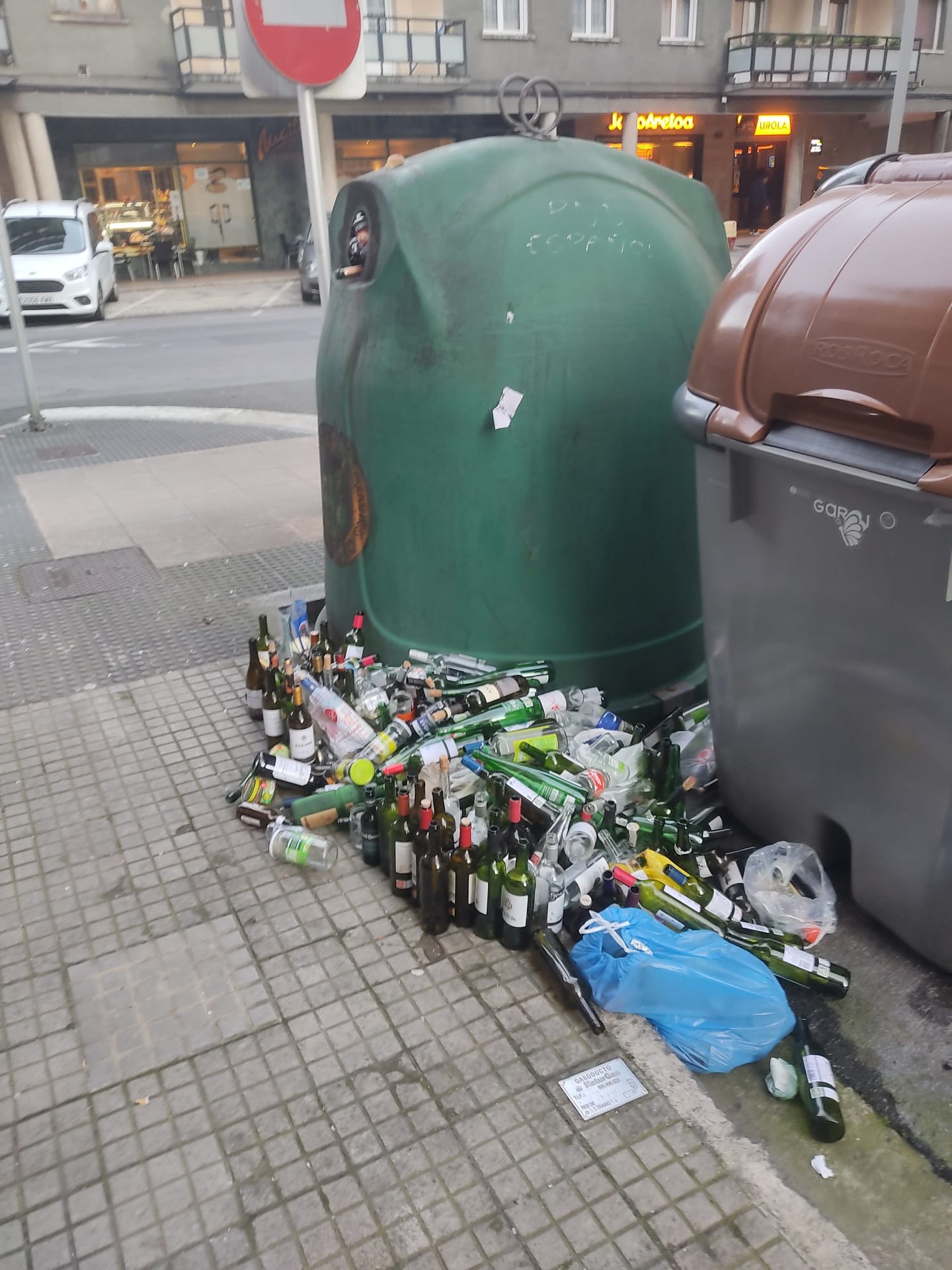 Kejie ta desditxie: beiraren edukiontzak gainezka