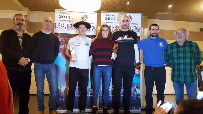 2017ko Triatloi Zirkuituko sariak jaso dituzte eskualdeko hainbat triatletek