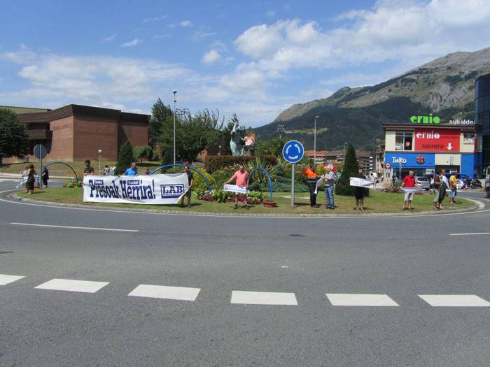 LABek elkarretaratzea egin du, presoen eskubideen defentsan