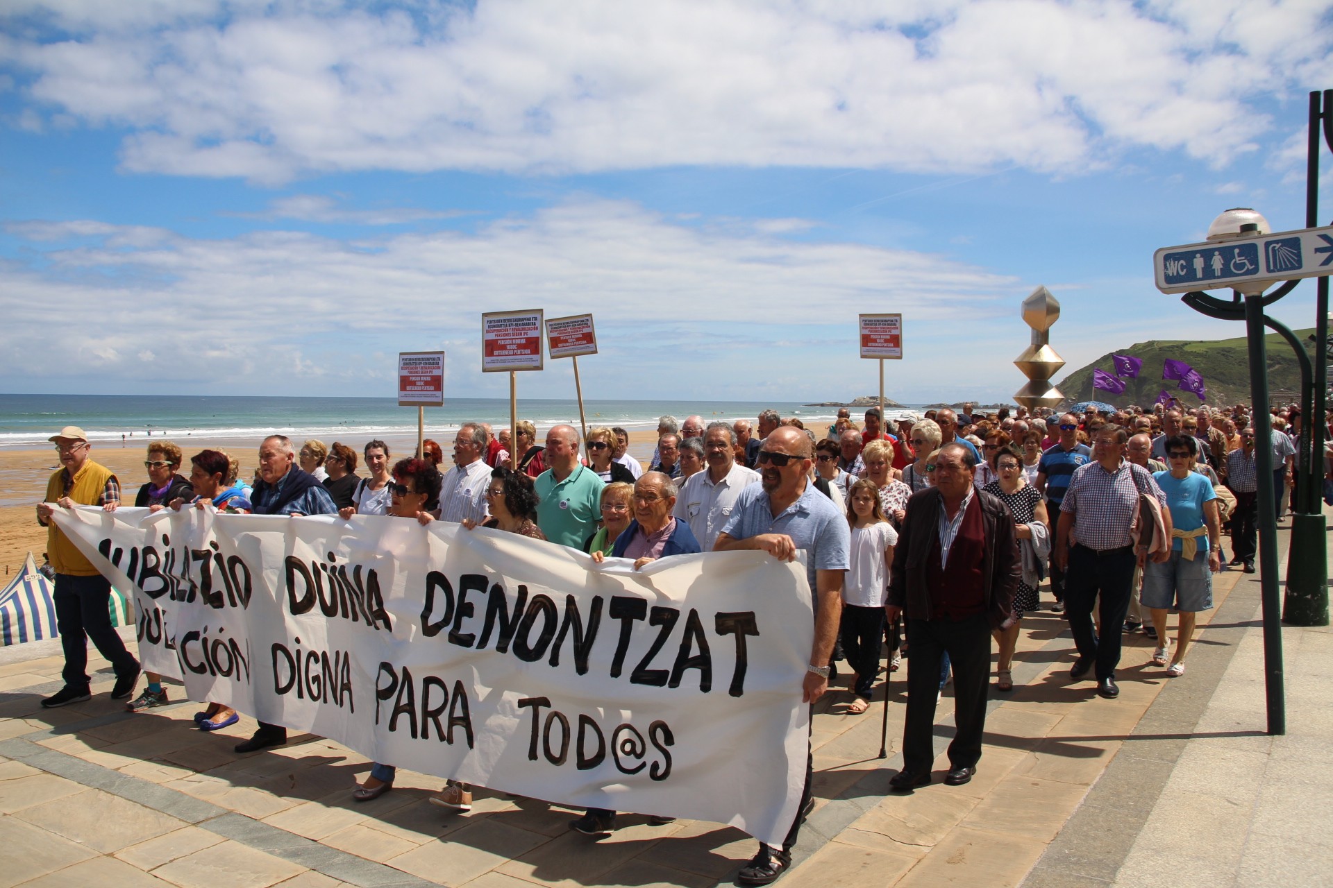 Eskualdeko pentsiodunen plataformak deituta, pentsio duinen aldeko aldarriak hartu ditu Zarauzko kaleak