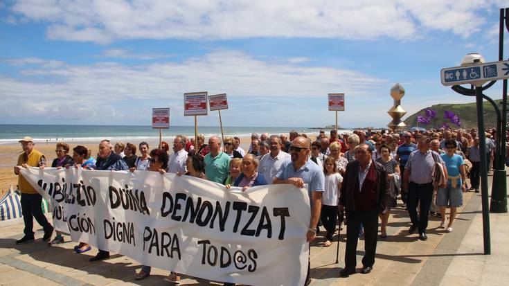 Eskualdeko pentsiodunen plataformak deituta, pentsio duinen aldeko aldarriak hartu ditu Zarauzko kaleak