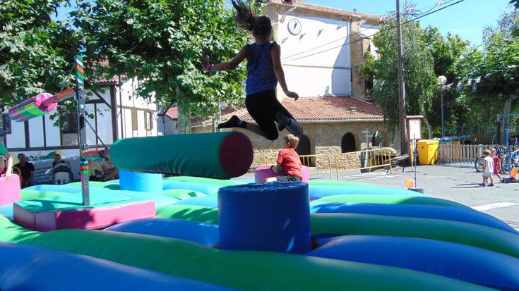 Umeentzako jolasak izan dira gaur goizean Oikian