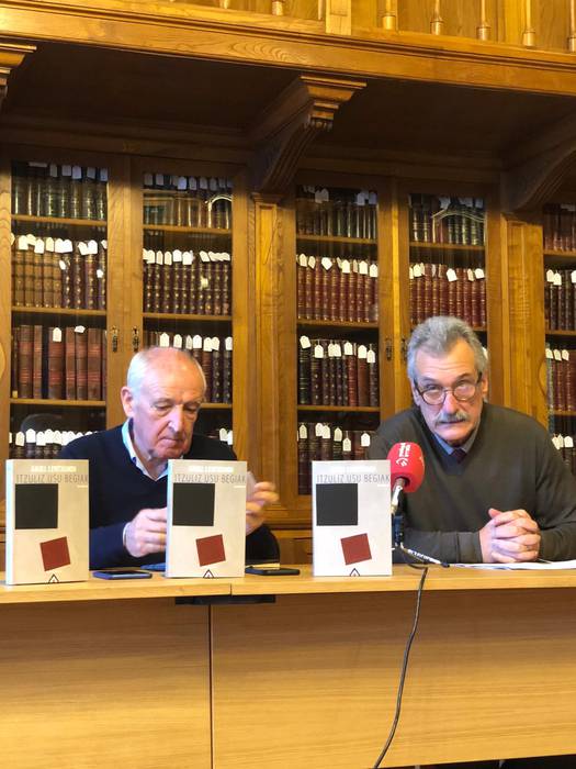 'Itzuliz usu begiak' saiakera liburua aurkeztu du Anjel Lertxundik