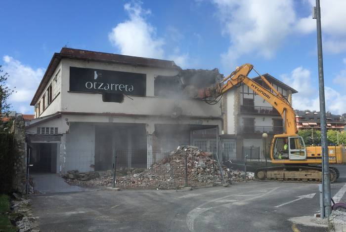 Otzarreta pabilioia eraitsi dute