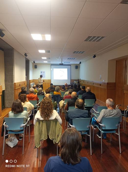 Hainbat herritar elkartu dira Inma Mugertzak Errezilen emandako hitzaldian