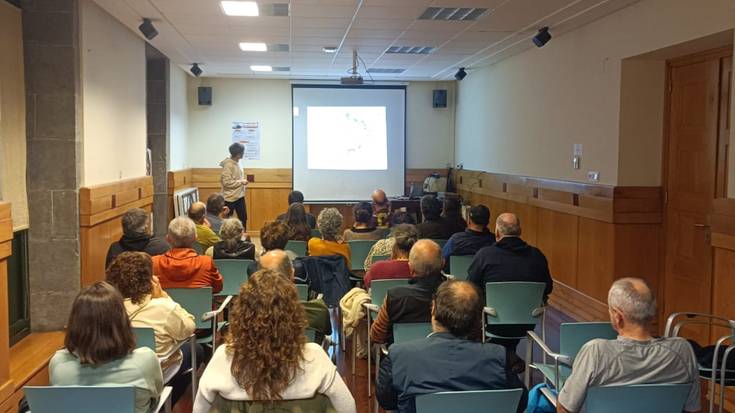 Hainbat herritar elkartu dira Inma Mugertzak Errezilen emandako hitzaldian