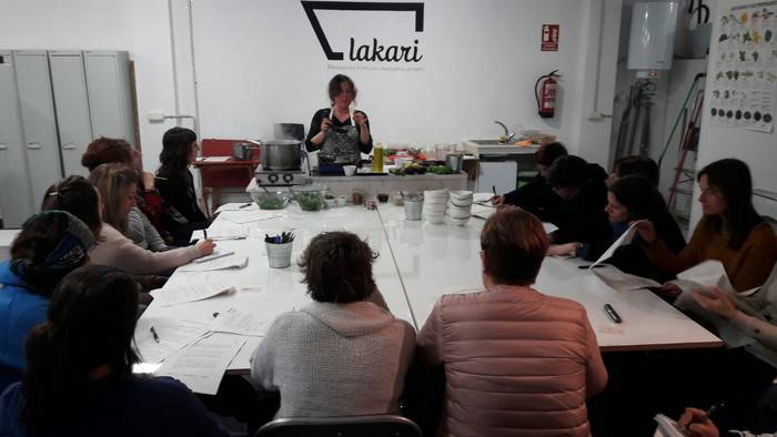 Kulturaniztasuna ardatz duen 'Sukaldea' liburua aurkeztuko dute bihar Zestoako Lau Iturri elkartean