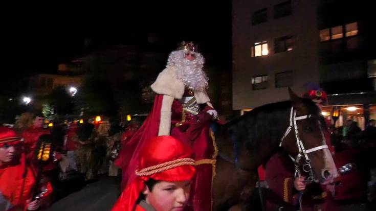 Errege Magoen desfilea Zarautzen