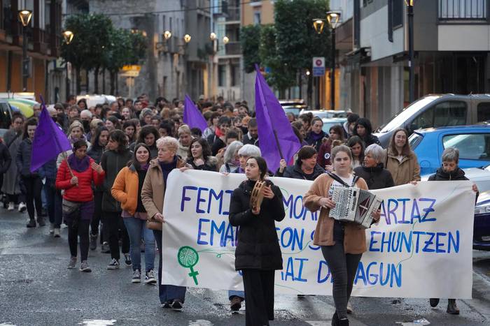 Aldarrikapen feministek hartu dute arratsaldean Zestoa