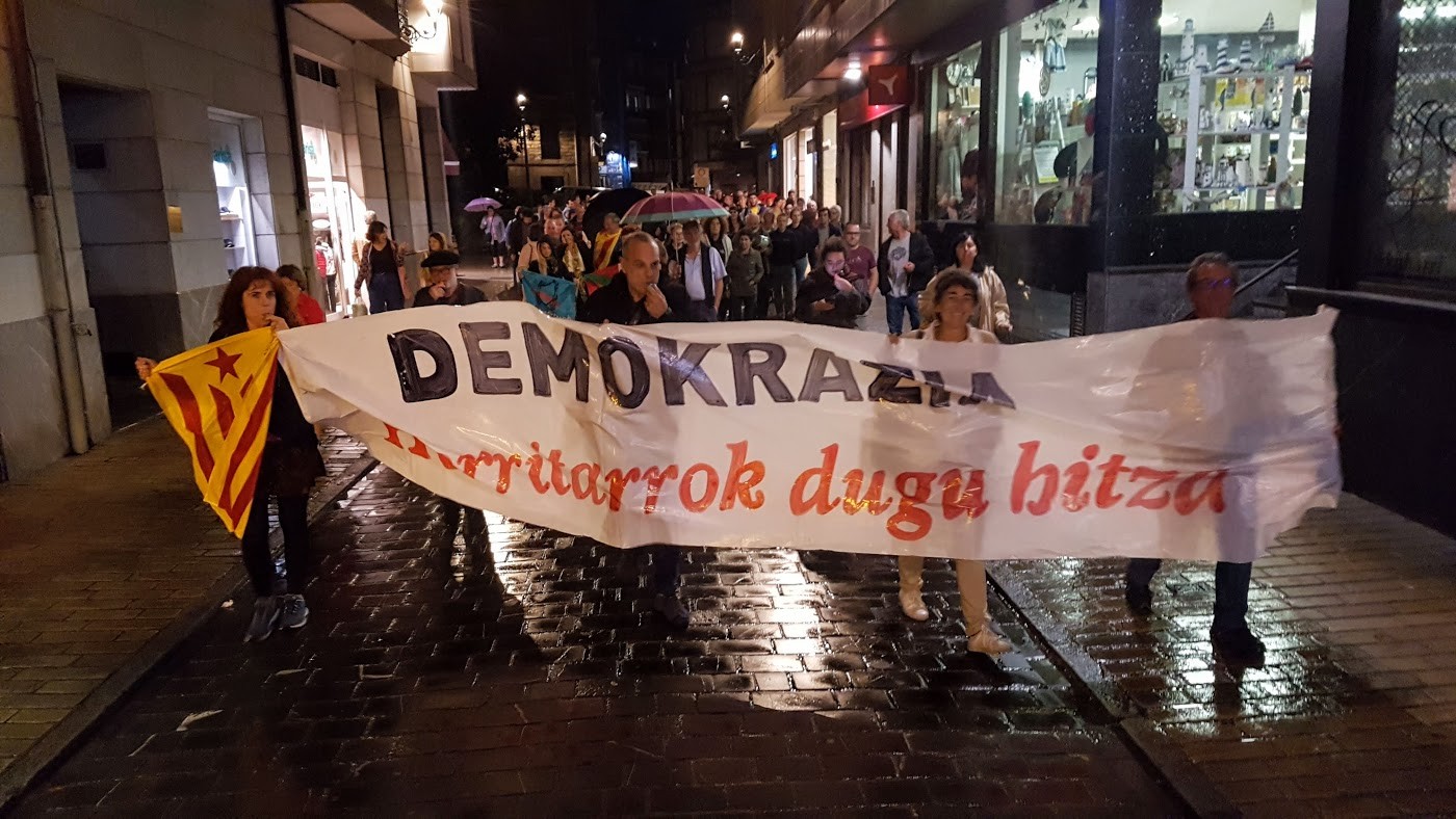 Kataluniako politikari indepedentisten aurkako sententzia salatzeko mobilizazioak egin dituzte Zumaian