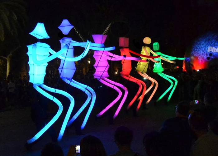 'Big Dancers' kale-ikuskizuna herriko kaleetan barrena, bihar