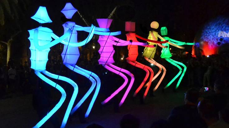 'Big Dancers' kale-ikuskizuna herriko kaleetan barrena, bihar