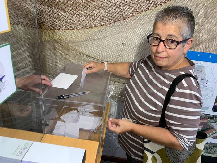 Oriotarrak hasi dira botoa ematen frontoi berria non eraiki erabakitzeko