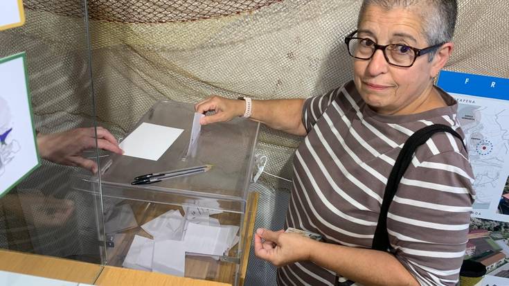 Oriotarrak hasi dira botoa ematen frontoi berria non eraiki erabakitzeko