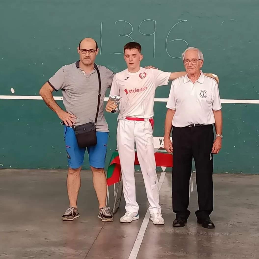 Jon Arregik jantzi du Gipuzkoako lau eta erdiko mendebaldeko txapela