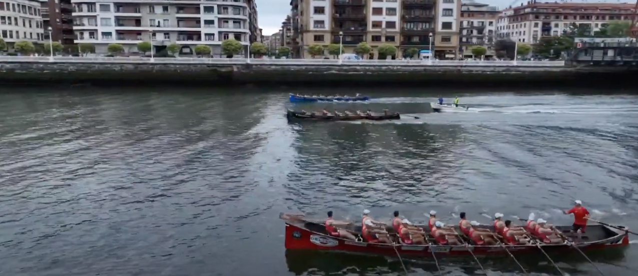 Portugaleten aritu dira gaur Zarauzko traineruak