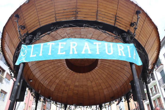 Bertan behera utzi dute Literaturia jaialdia