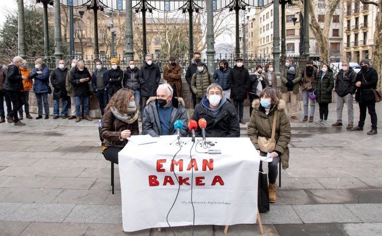 Iñigo Aranbarri eta Juan Luis Zabala idazleek babesa adierazi diote Mikel Antzari