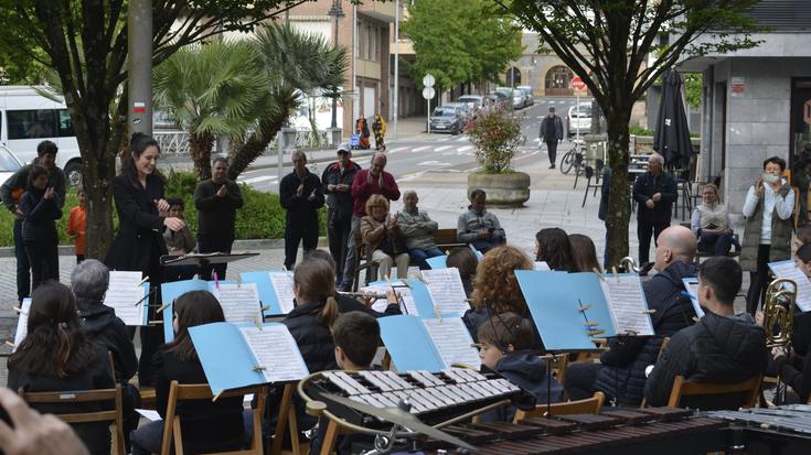 Ostiral arratsaldea alaitu du Banda Gazteak