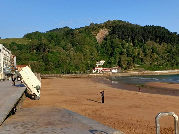 HARA! Malekoitik hondarretara erori da furgoneta bat Zarautzen