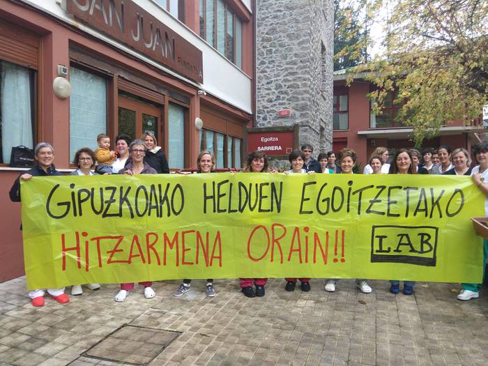 Zestoako San Juan egoitzako langileen elkartasun keinua, mobilizatzen ari diren egoitzetako langileei
