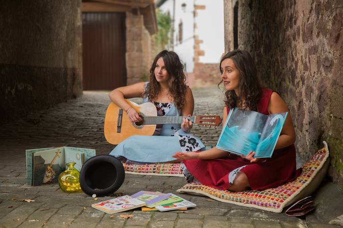 Musikatutako ipuin kontaketa saioa izango da bihar Aiako eskolan