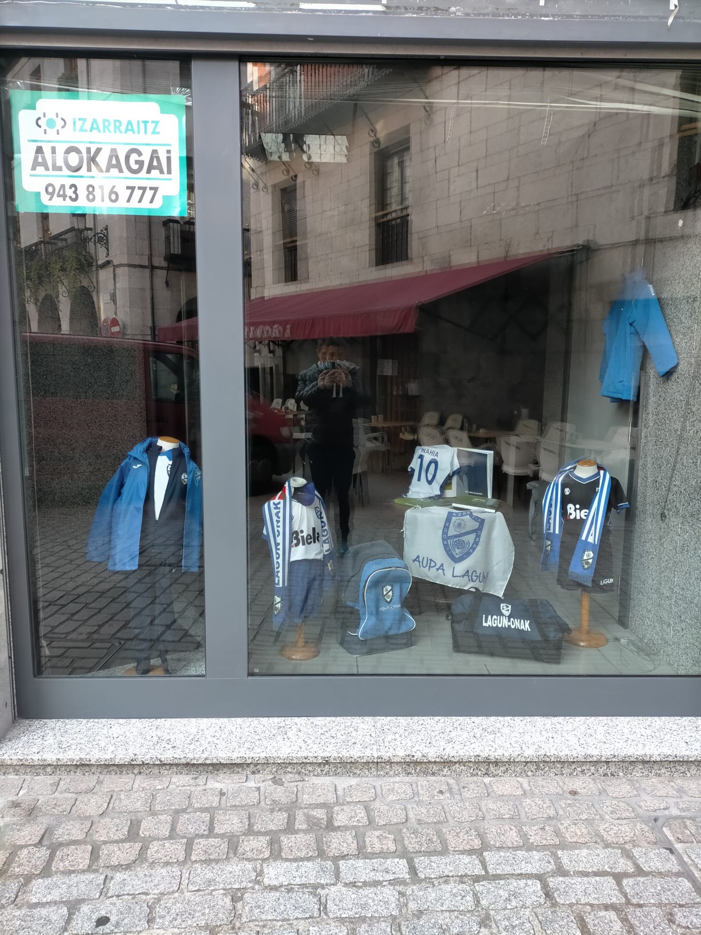 Lagun Onak Futbol Klubaren denda lekuz aldatu da