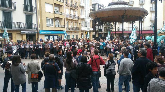 Erabaki Jaia ospatzen ari dira Zarautzen